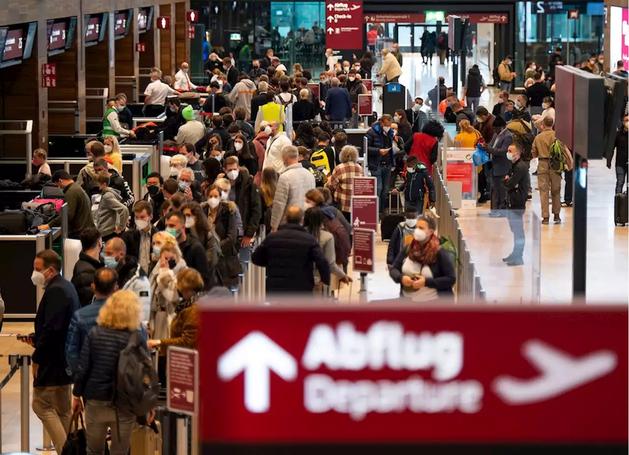 Flughafen BER: Großer Andrang und lange Warteschlangen nach Warnstreik