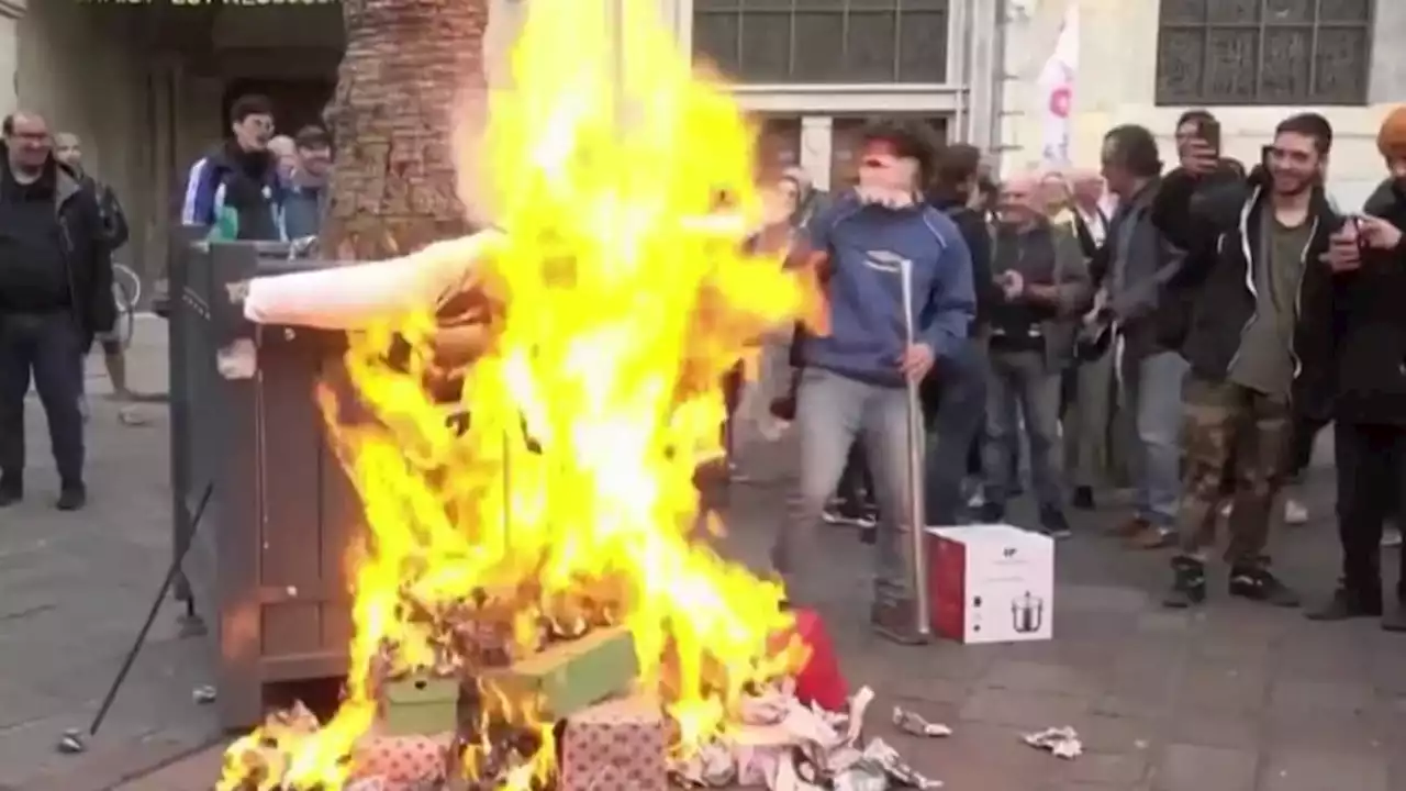 Grenoble: un mannequin à l'effigie d'Emmanuel Macron brûlé et frappé, une enquête ouverte