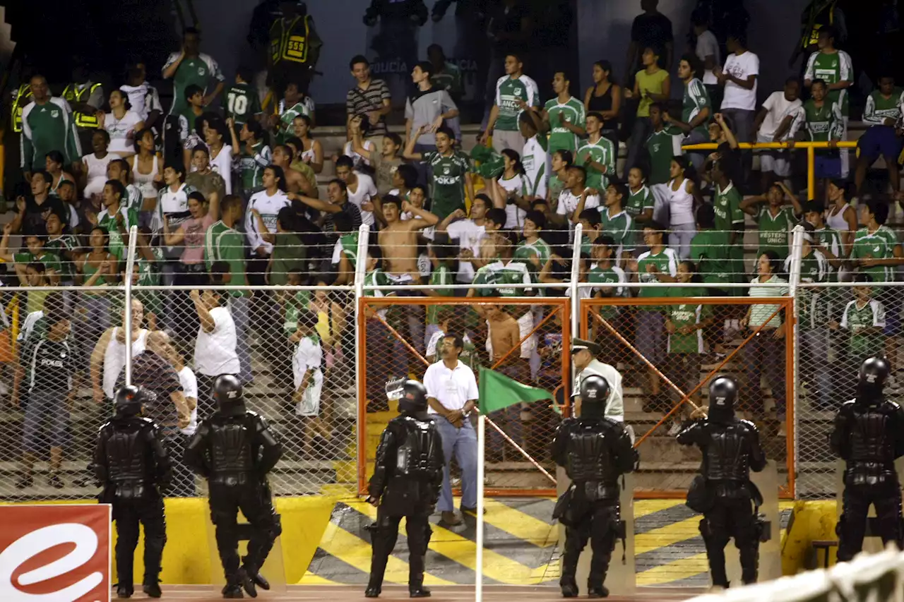 ¿Volver a las vallas en los estadios de Colombia? La controversia, al rojo vivo