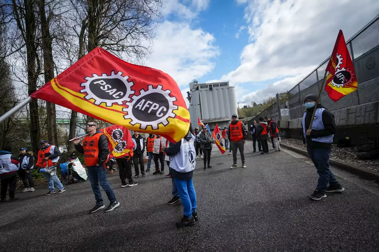 Striking federal workers could continue getting regular salaries while on the picket line: union