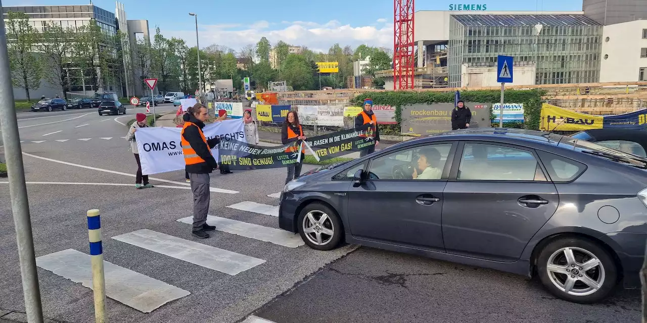 Klima-Kleber geben nicht auf, blockieren wieder Straßen