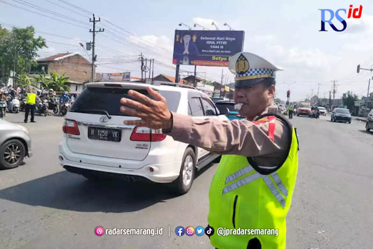 Arus Balik Pantura Padat Merayap, Polsek Genuk Terapkan Rekayasa Lalu Lintas 2-1