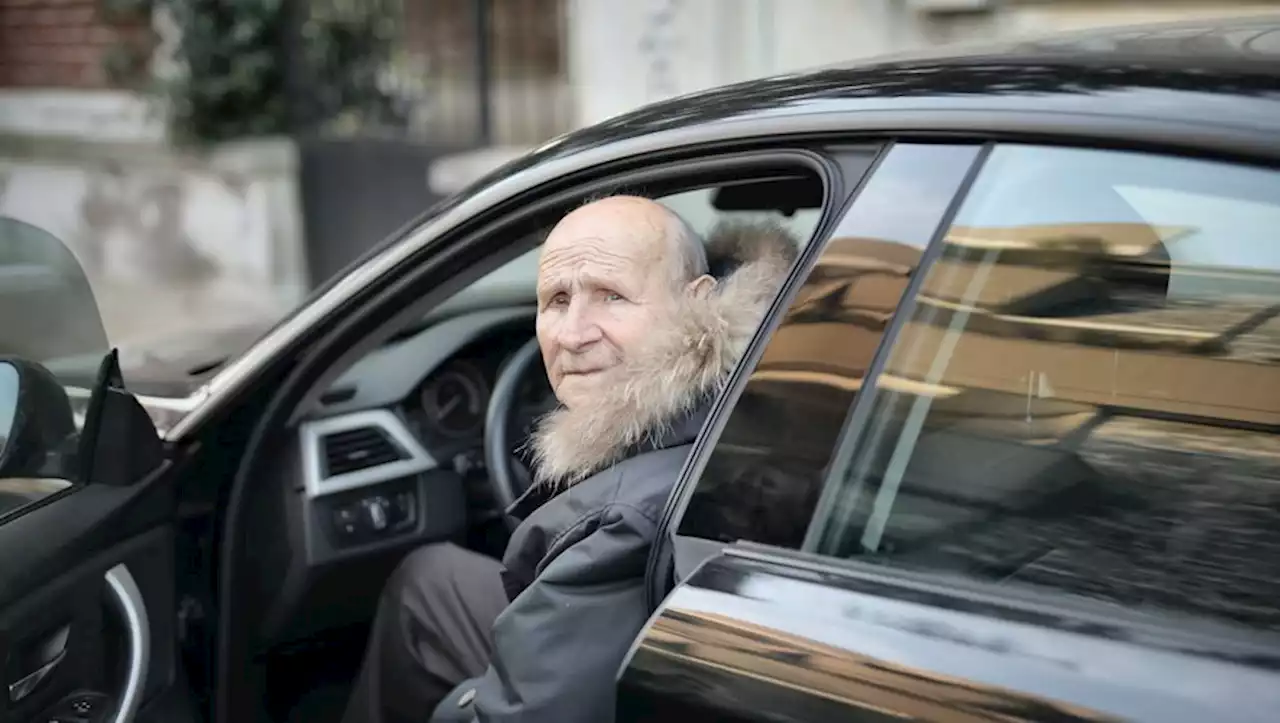 Seniors : un de vos proches vous inquiète au volant ? Voici 3 conseils à suivre