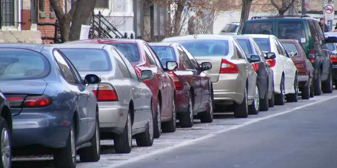 ¿Estacionas tu auto en la calle? ¡Cuidado! Estas son las multas por apartar lugares