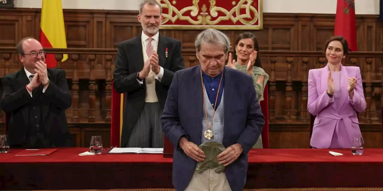 Rafael Cadenas recibe el Premio Cervantes; se pronuncia por la democracia y libertad