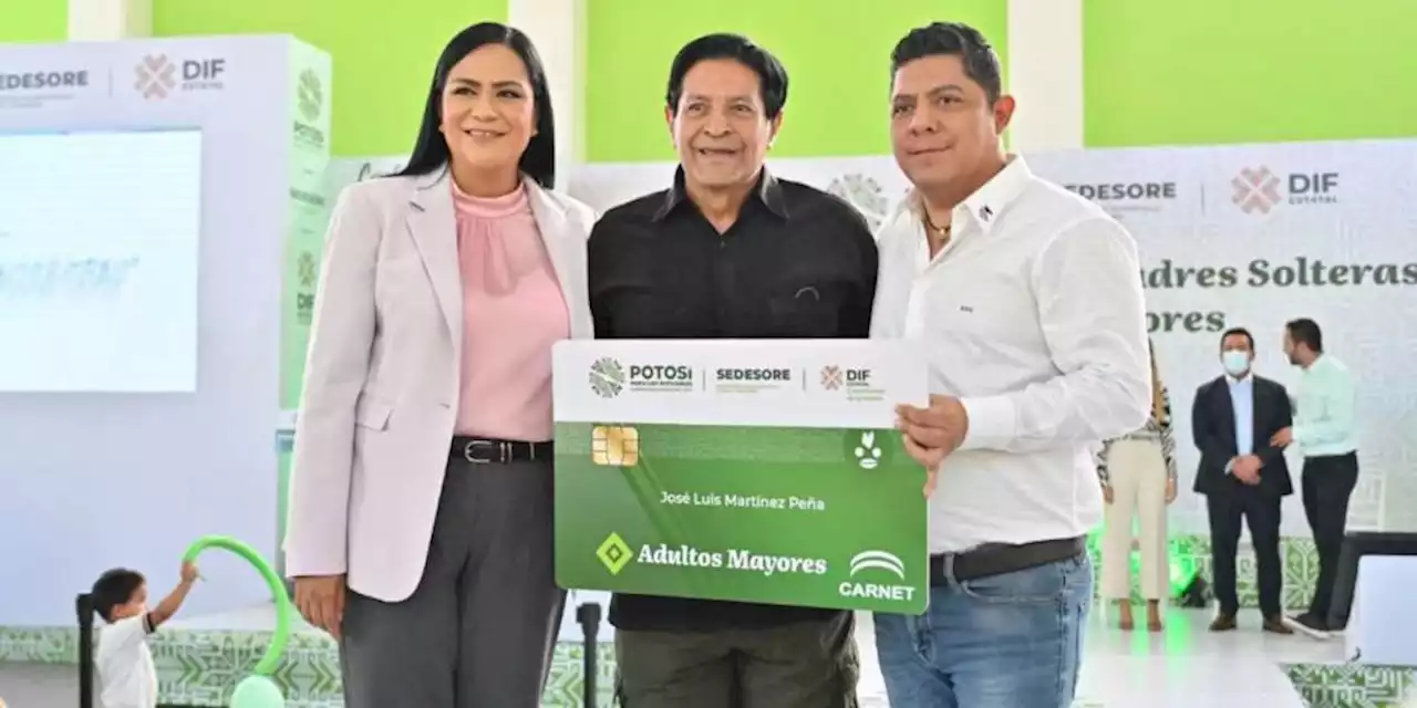 Ricardo Gallardo y Ariadna Montiel entregan apoyos a madres solteras y adultos mayores