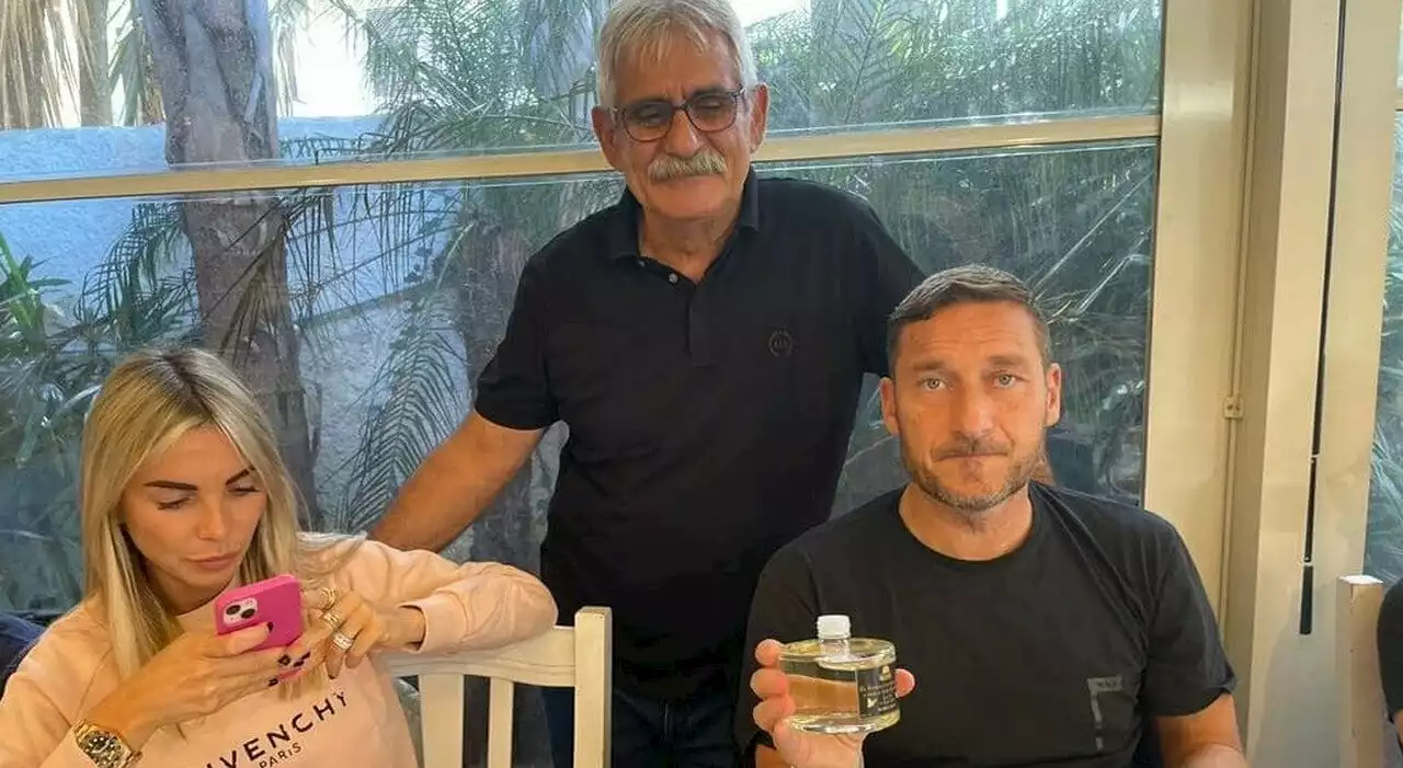 Totti e Noemi Bocchi a pranzo a Terracina: la foto al ristorante (in cui era già stato con Ilary)