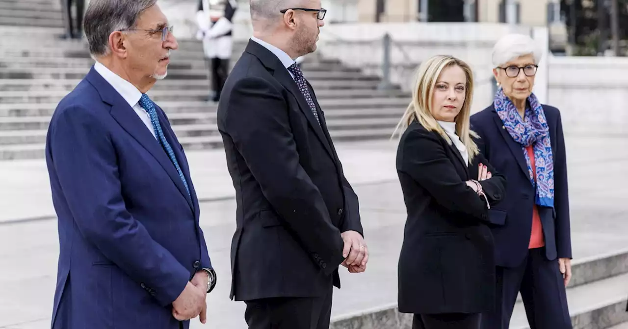 Giorgia Meloni, 25 aprile e lacrime: il gesto davanti all'Altare della Patria