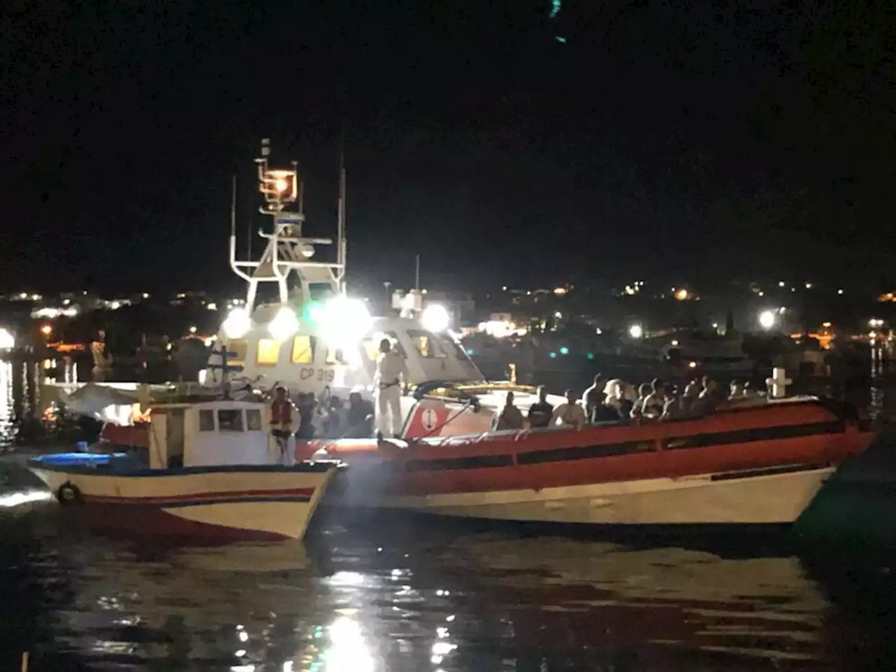 Lampedusa, arrivati oltre 700 migranti su decine di barche