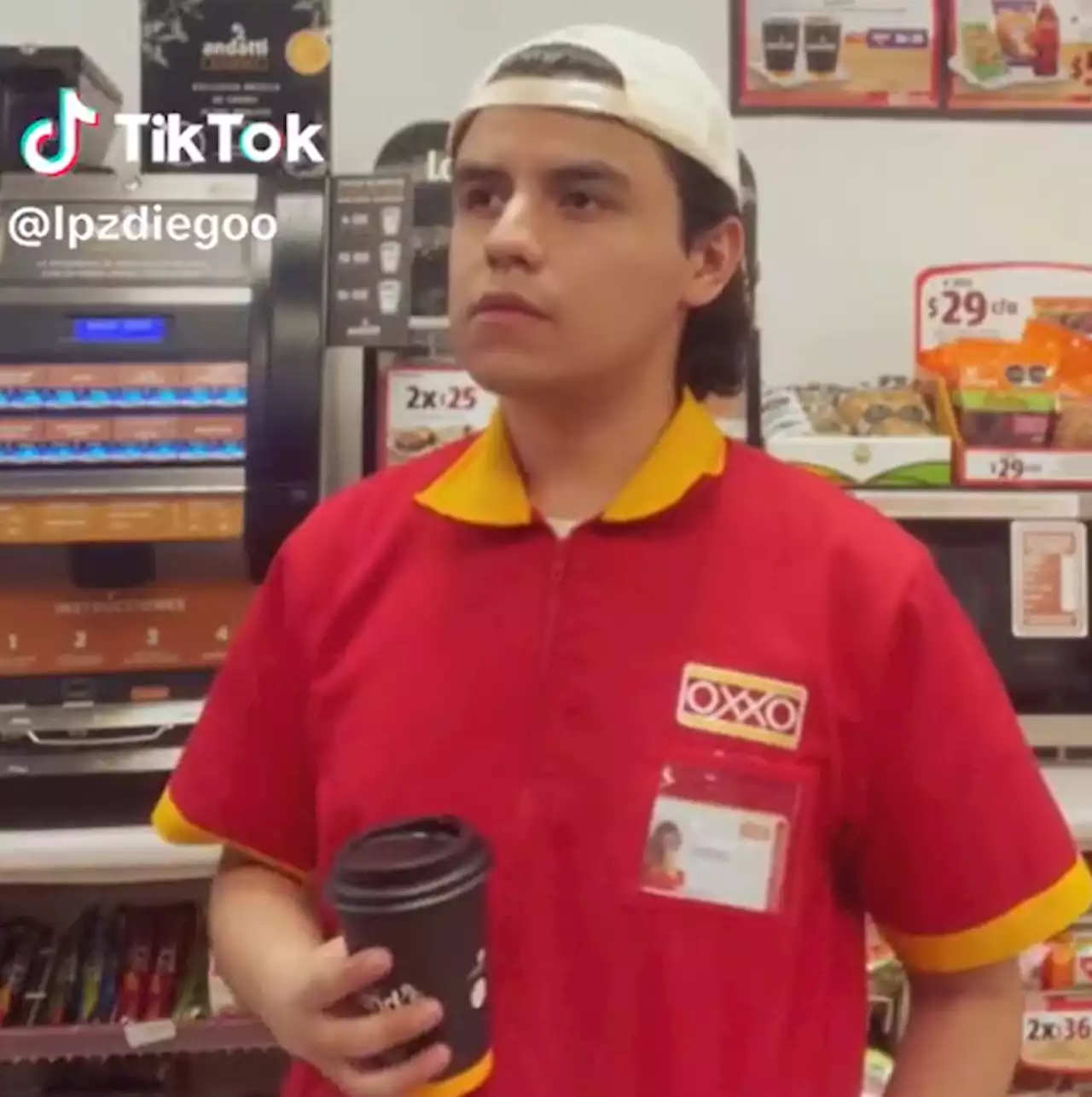 Al estilo de Wes Anderson empleado del Oxxo se hace viral