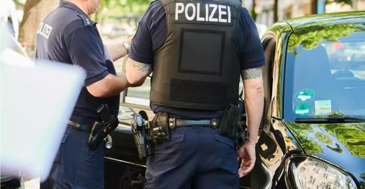 „Gänzlich ungeniert“: Per Haftbefehl gesuchter Mann (28) parkt Polizeiwache zu