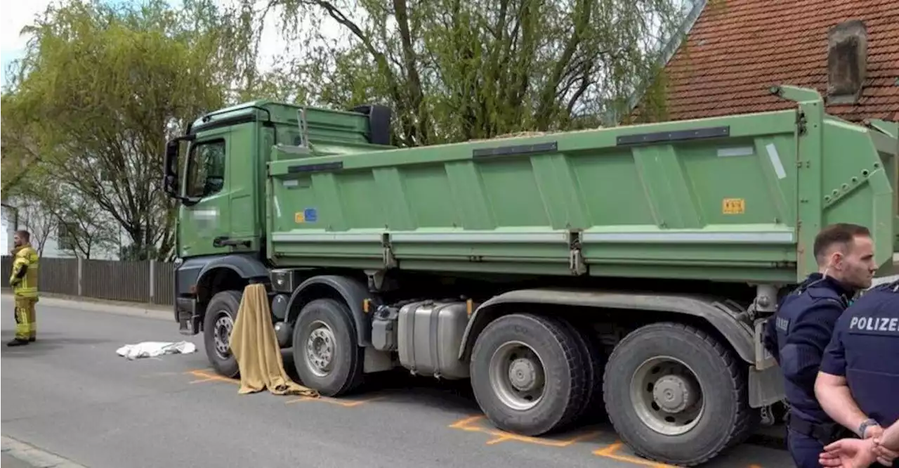 Seniorin in Mintraching von Lastwagen erfasst und schwerst verletzt