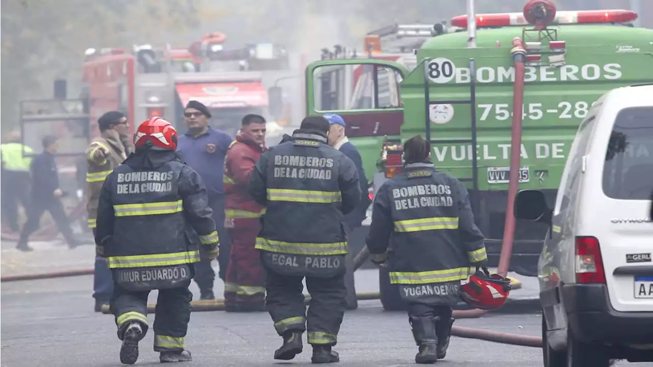 El incendio en Iron Mountain derrumbó dos paredes y llevará dos semanas su extinción