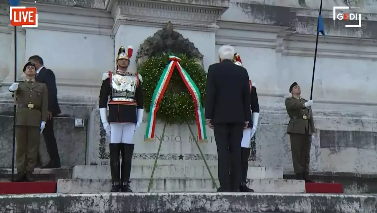 25 Aprile, Mattarella all'Altare della Patria. Presenti Meloni e i presidenti di Camera e Senato