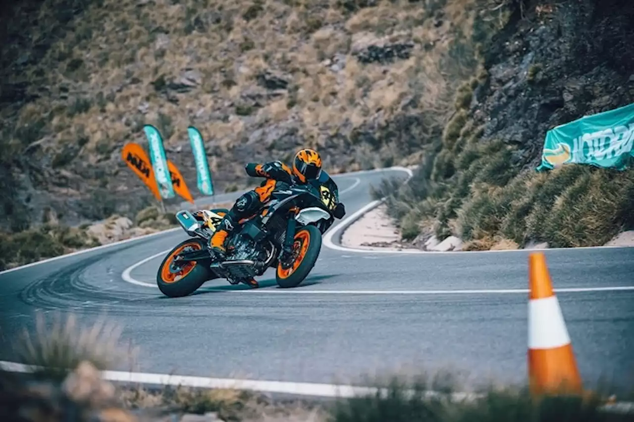 KTM 890 SMT: Touren fahren im Supermoto-Style