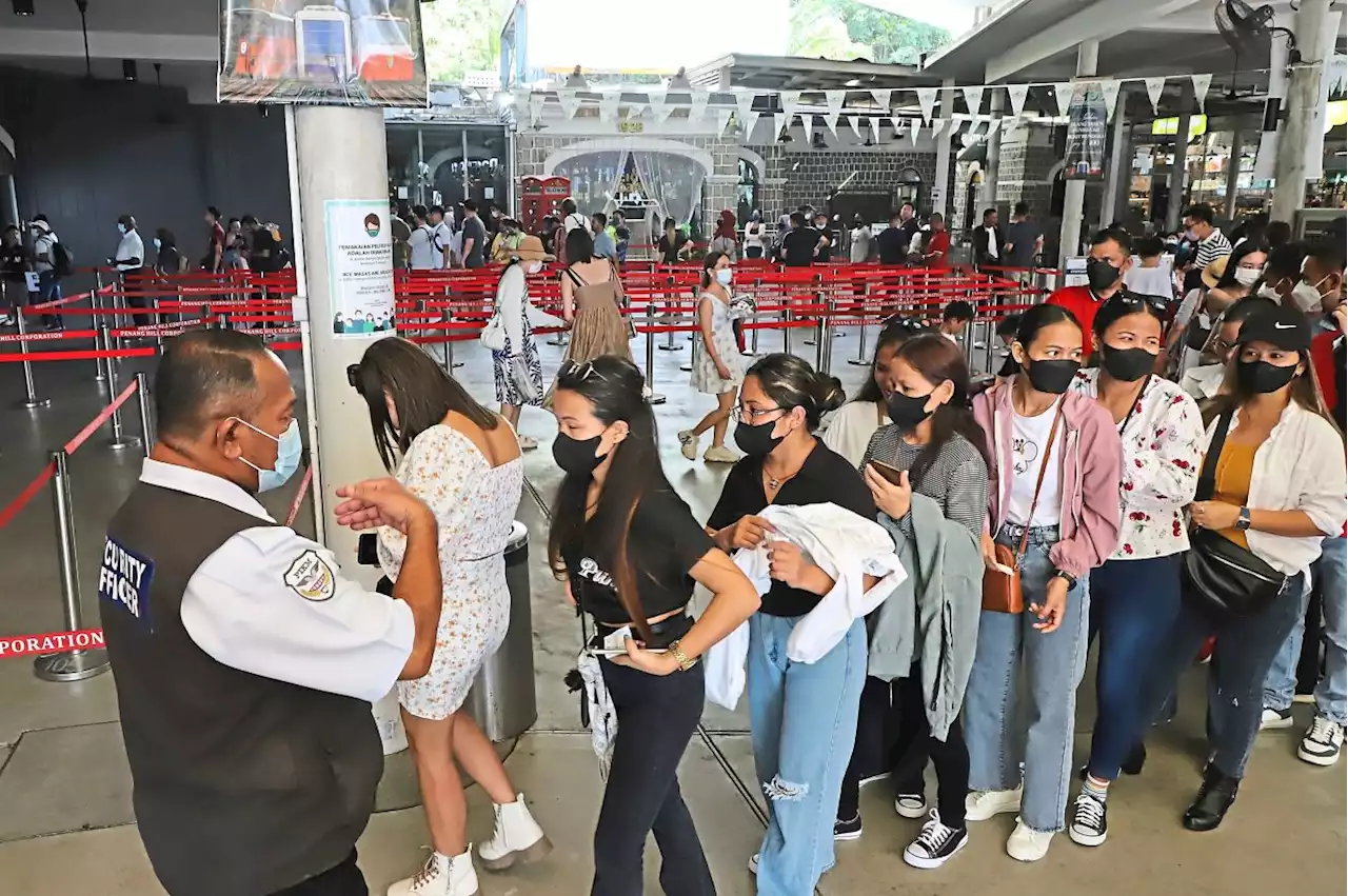 Foreign workers throng tourist spots during holidays