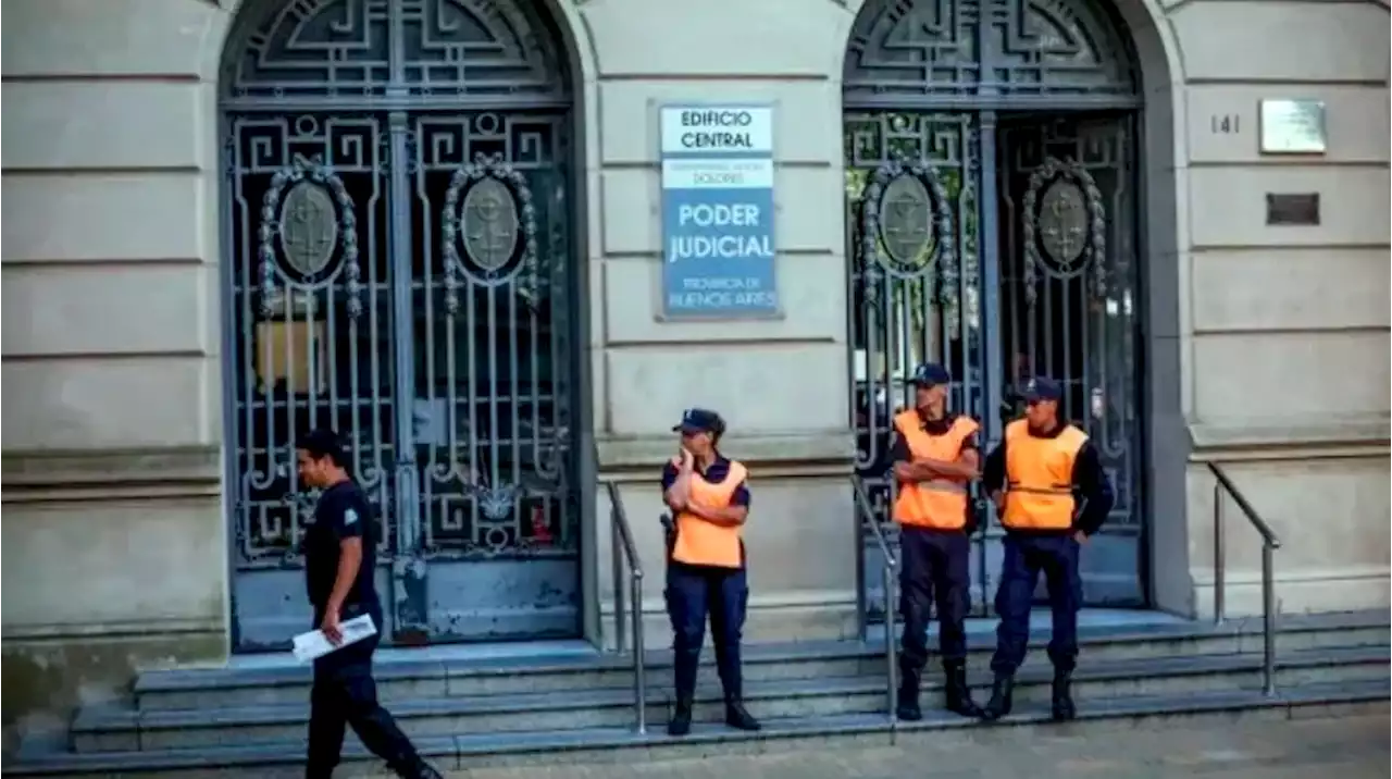 Abusaba de los alumnos particulares de su esposa, lo condenaron, pero sigue libre y cerca de sus víctimas