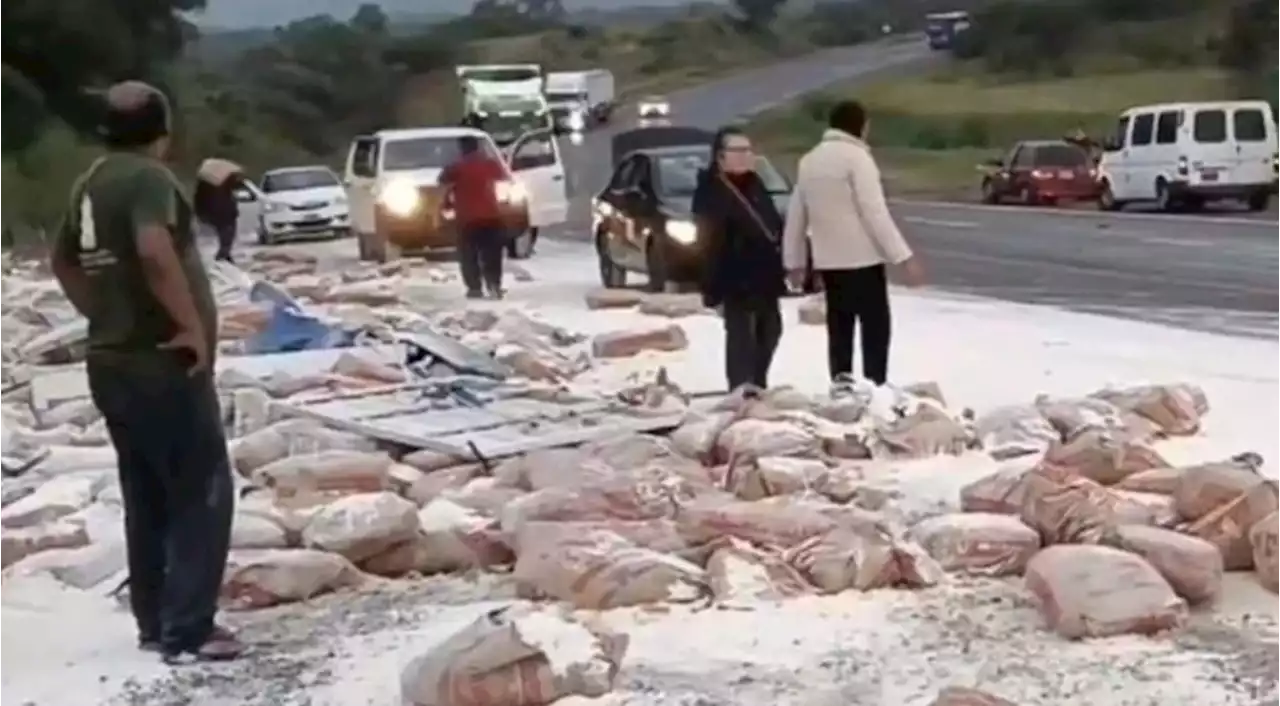 Un camión que transportaba harina volcó en una ruta de Salta y los vecinos lo saquearon