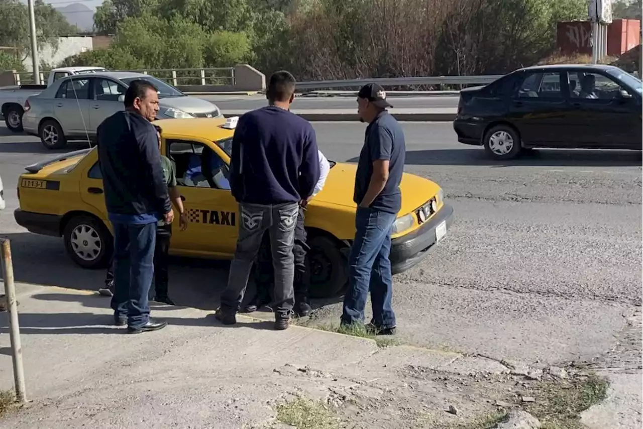 Taxista derriba de moto a dos jóvenes en bulevar de Saltillo