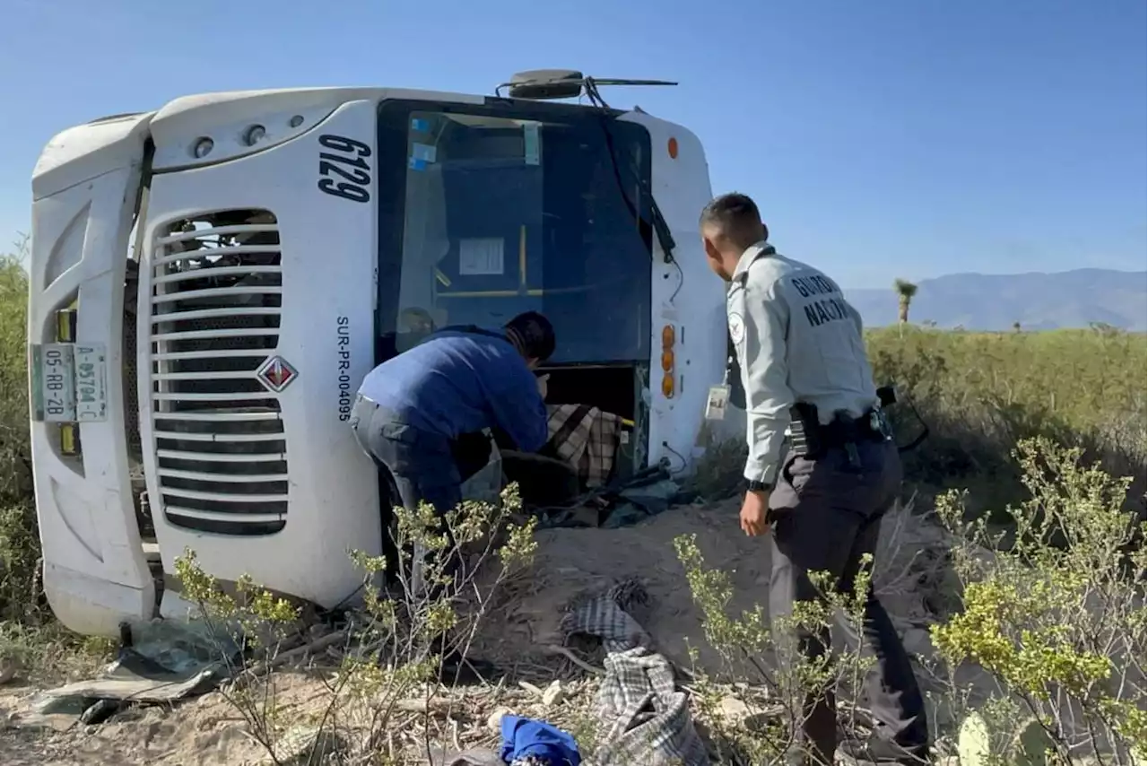 Vuelca transporte de personal en camino ejidal al sur de Saltillo; hay 23 lesionados