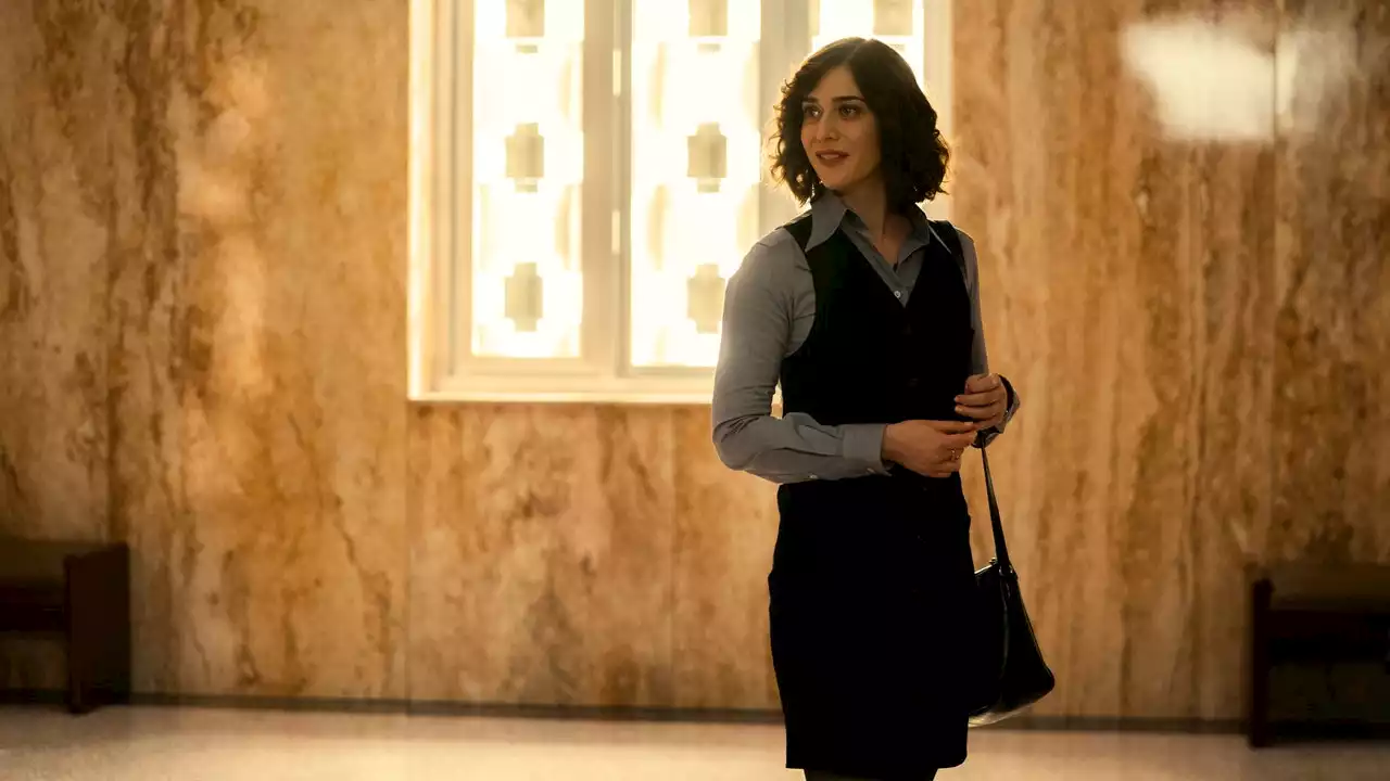 Lizzy Caplan Knows How to Find What Others Don’t