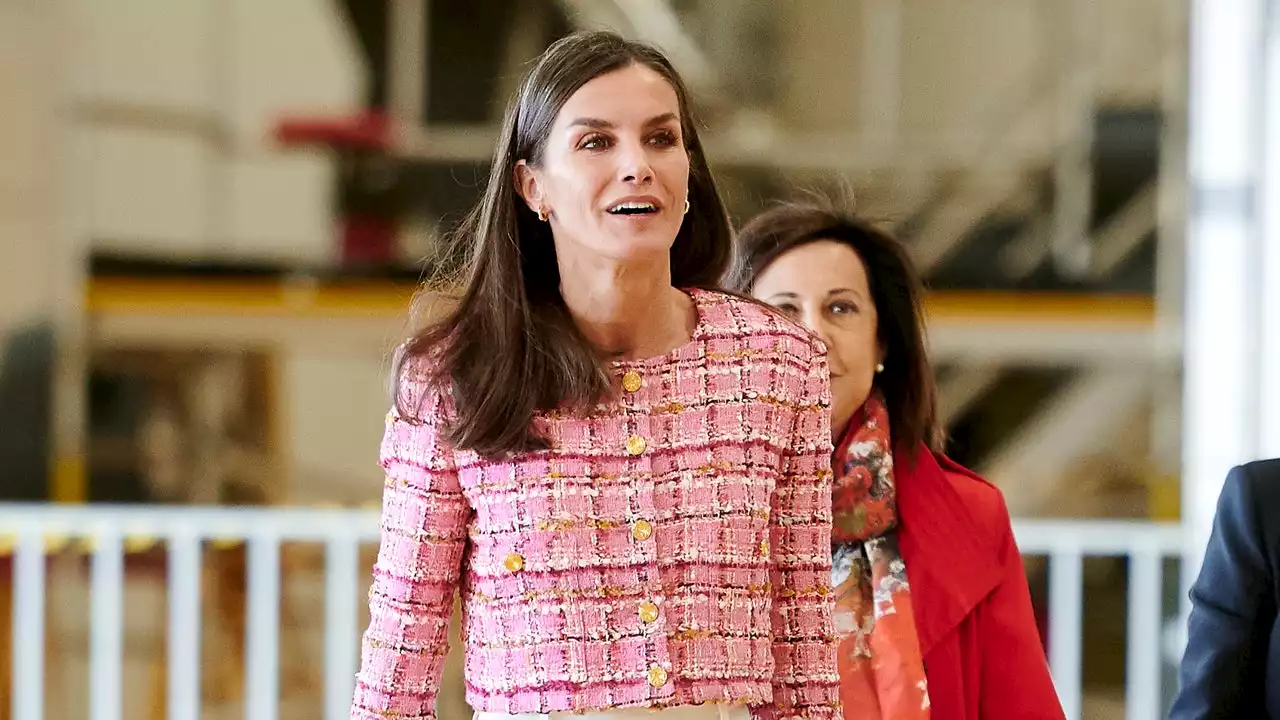 La reina Letizia muestra cómo lucir elegante sin perder la comodidad con estos pantalones blancos