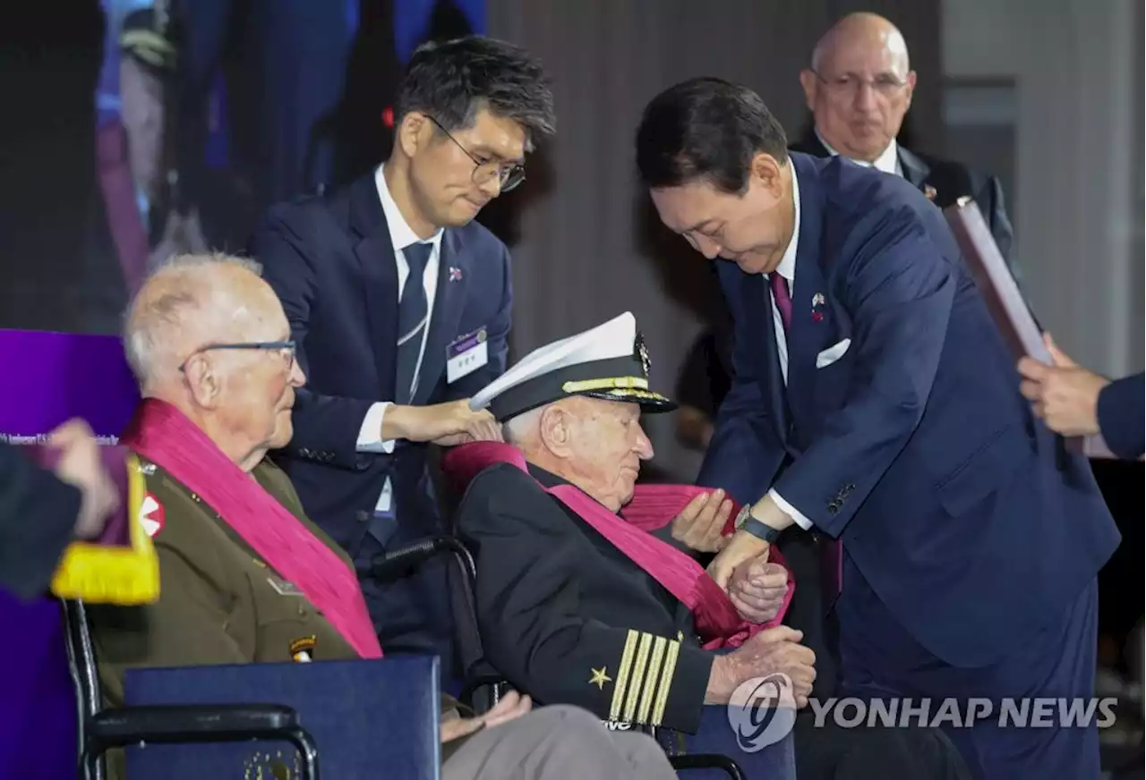 [尹국빈방미] 한미동맹 70주년 오찬…한국전 참전 美용사에 무공훈장 | 연합뉴스