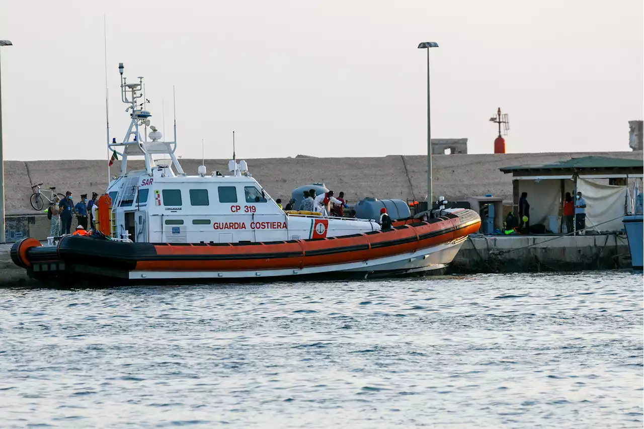 Migranti, sbarchi a raffica a Lampedusa: sull'isola altri 2 cadaveri