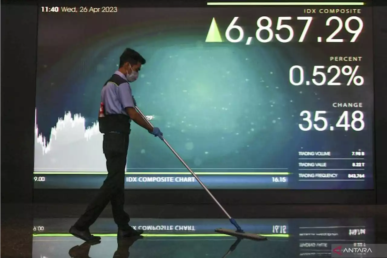 IHSG ditutup menguat di tengah pelemahan bursa kawasan dan global