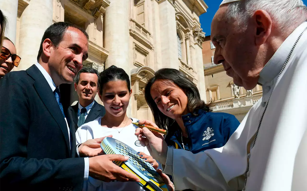 La 'Pala de la Solidaridad' del Papa: Una raqueta para ayudar a 500 familias