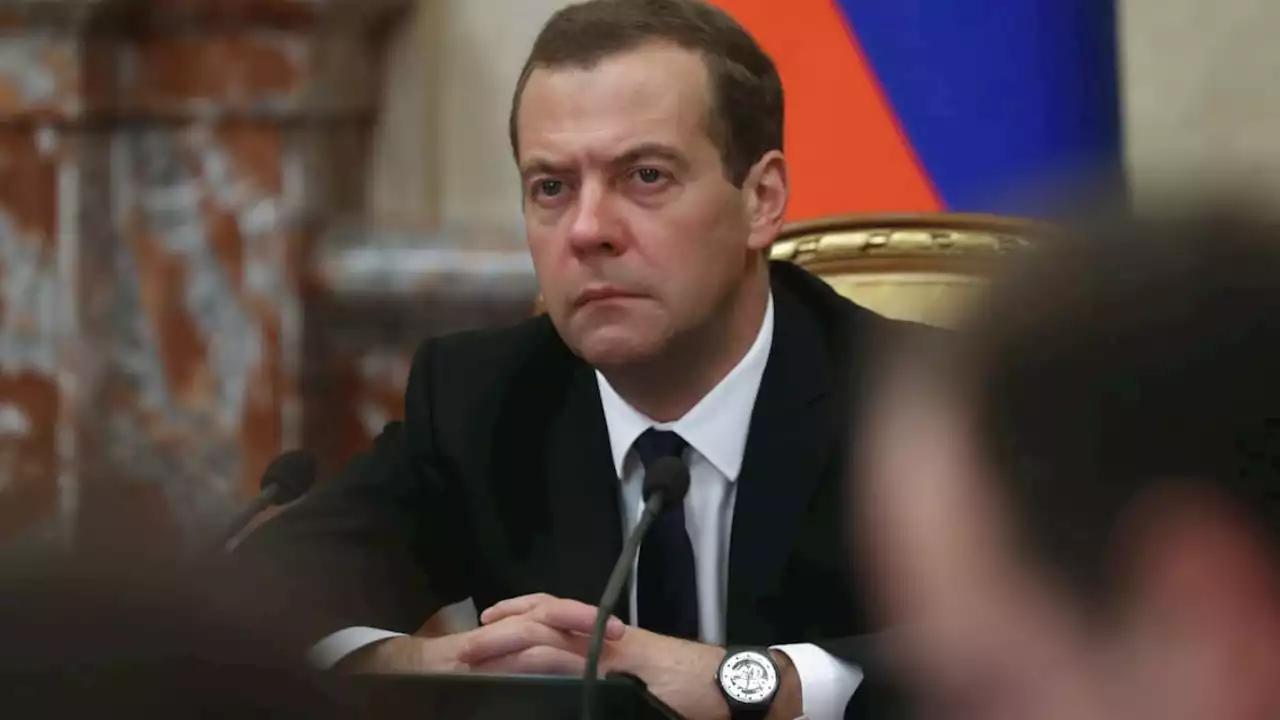 Russie: l'ancien président Medvedev assure que le monde est 'au bord d'une nouvelle guerre mondiale'