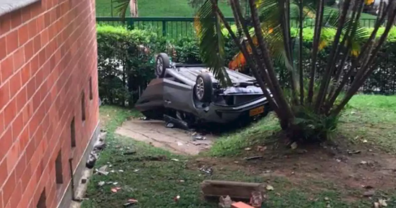 Video: carro cayó del tercer piso de un parqueadero en barrio El Poblado de Medellín