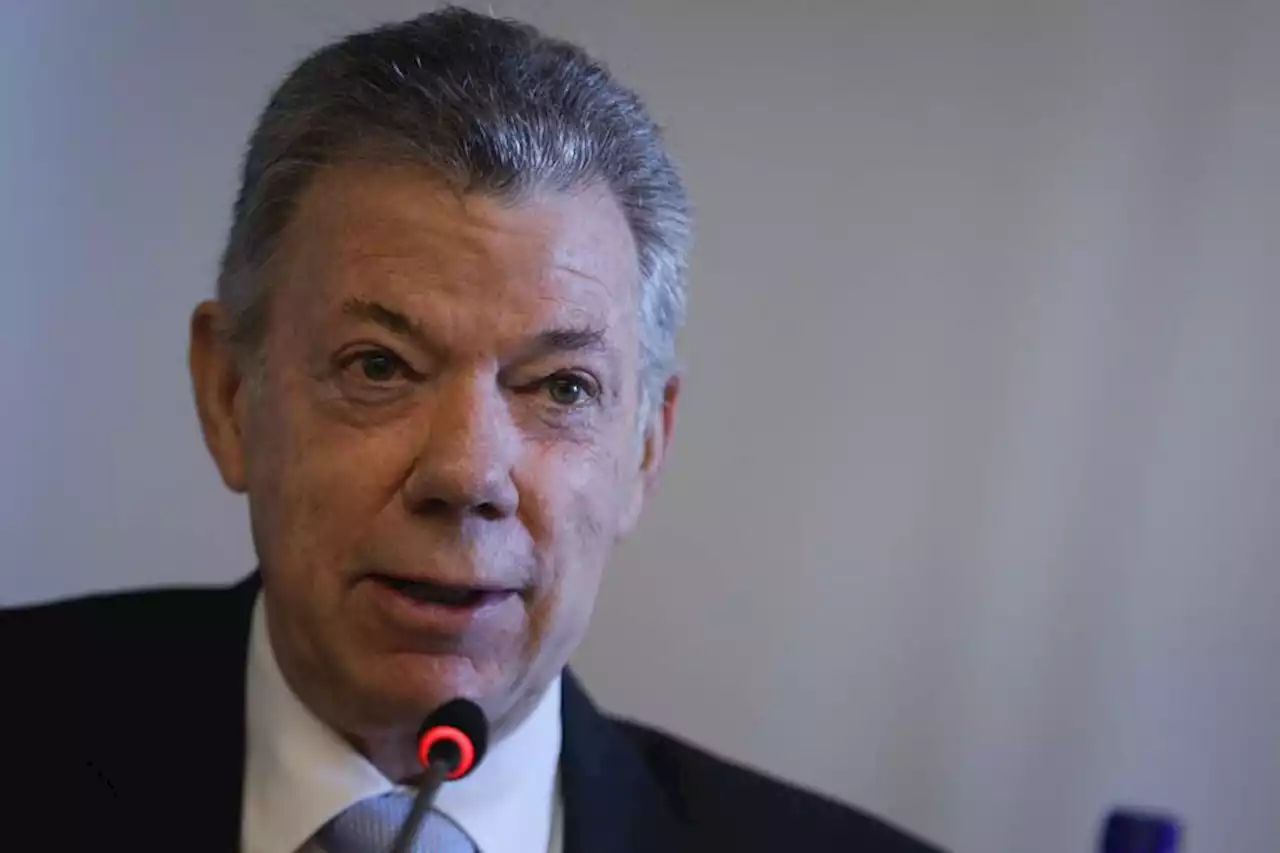 “Mentiroso”: Petro a Santos por posición frente al actual sistema de salud