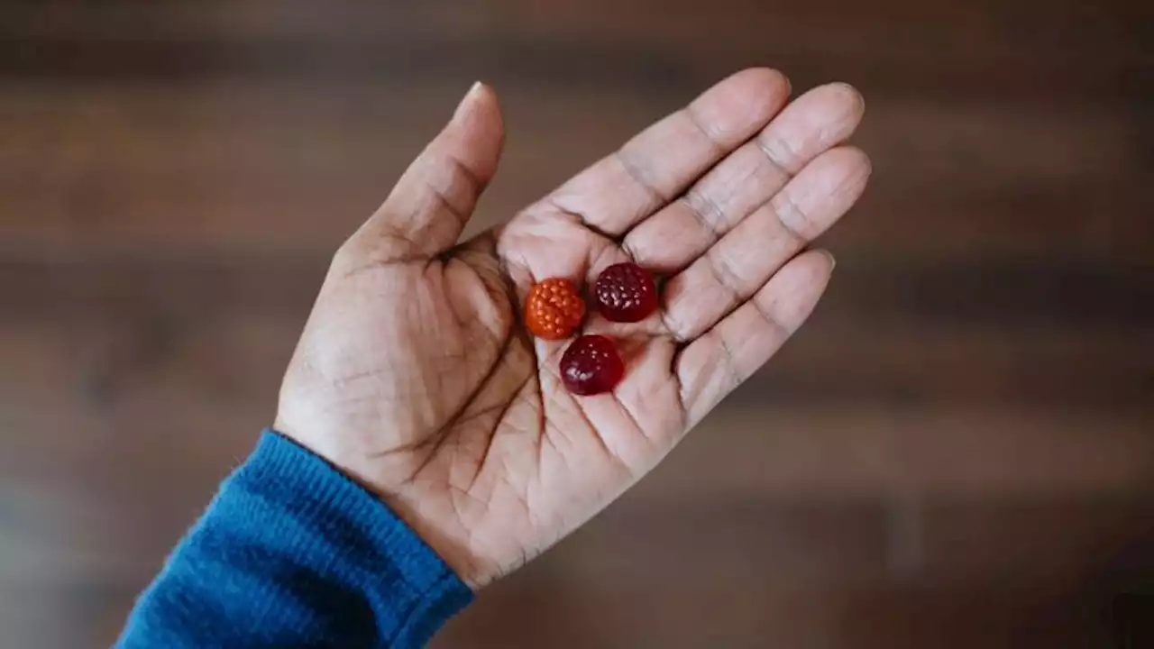 Encuentran dosis potencialmente peligrosas de melatonina y CBD en gomitas vendidas para dormir