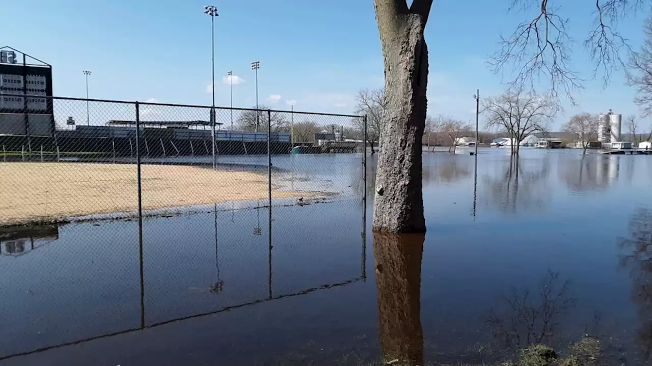 Mississippi River flooding prompts evacuations, sandbagging