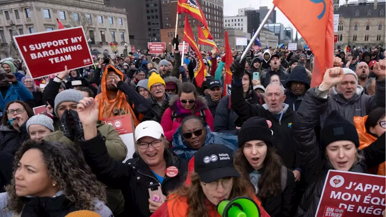 Majority of Canadians support PSAC demands for wage premiums, work from home rights: survey