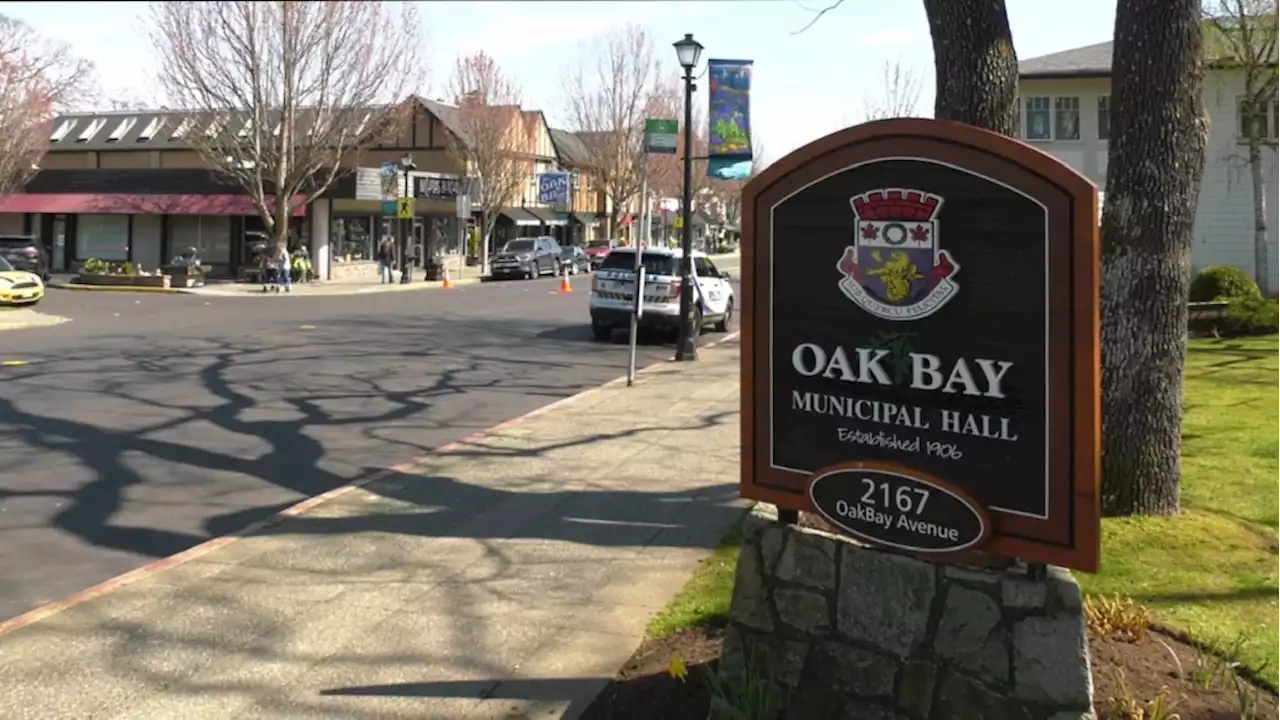 Oak Bay homeowners call police after stranger walks into home overnight