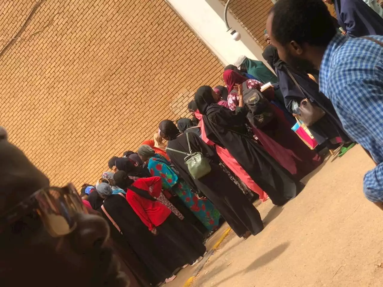 Sudan: Nigerians students queue to board buses to Egypt [Photos]