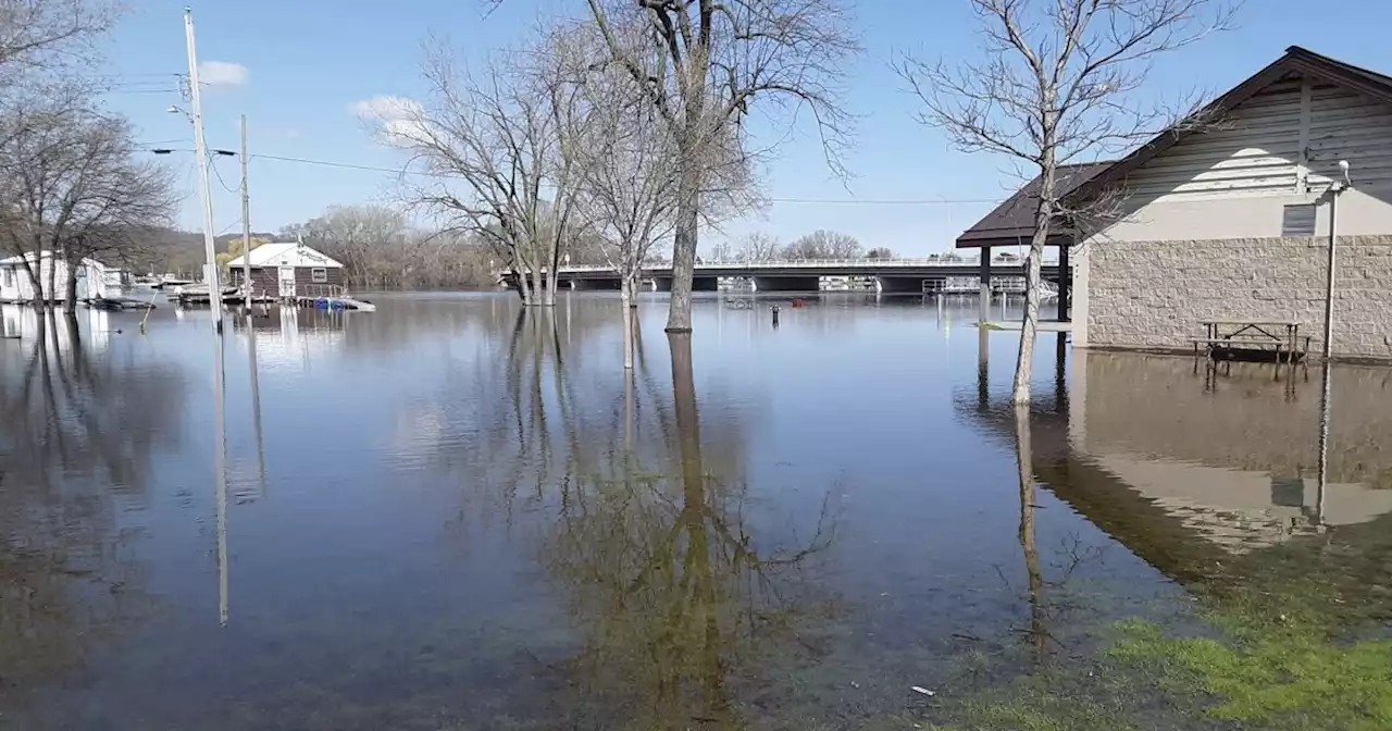 Mississippi River flooding prompts evacuations, sandbagging