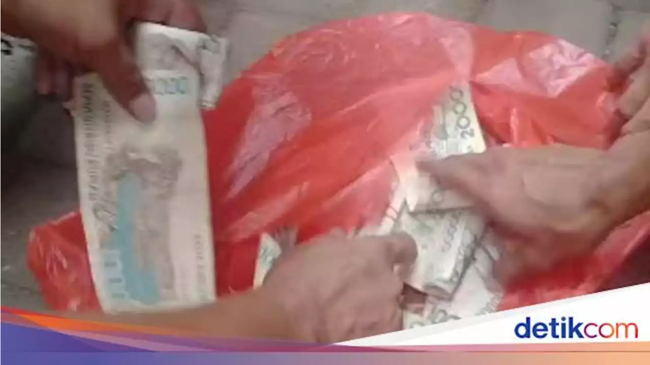 Kisah Kakek Simpan Duit Lebih dari Rp 100 Juta di Bawah Kasur-Dalam Ember