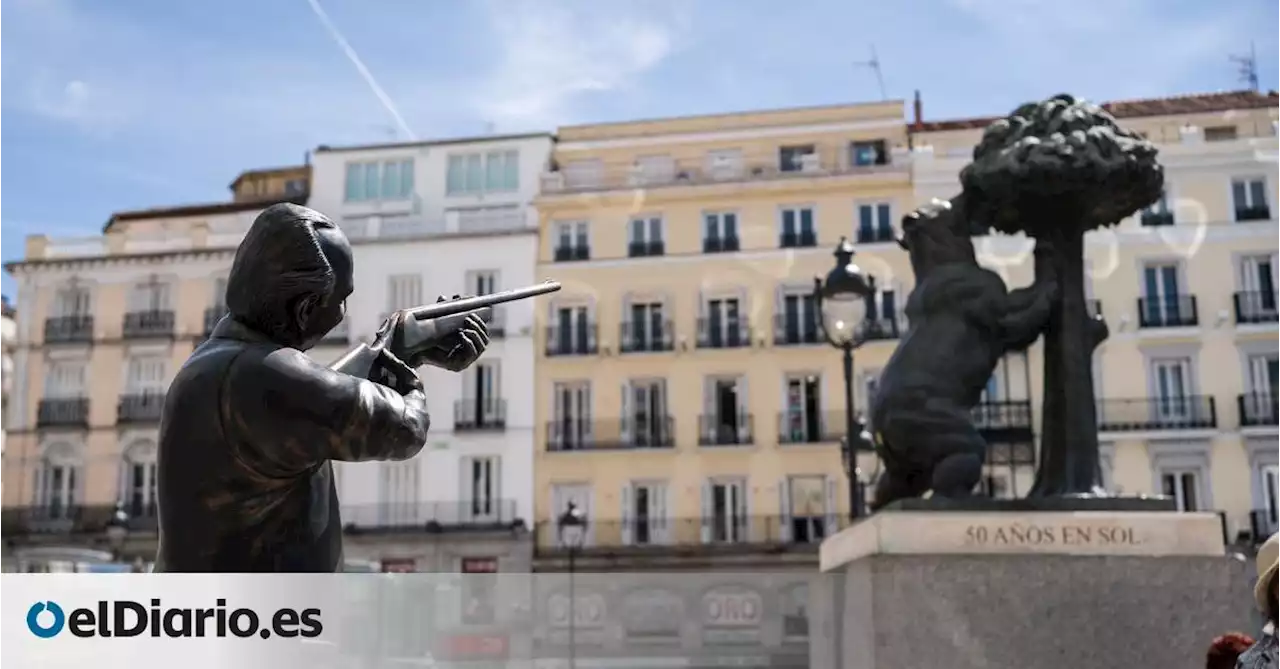 Juan Carlos I de poliuretano apunta al oso del madroño en la Puerta del Sol