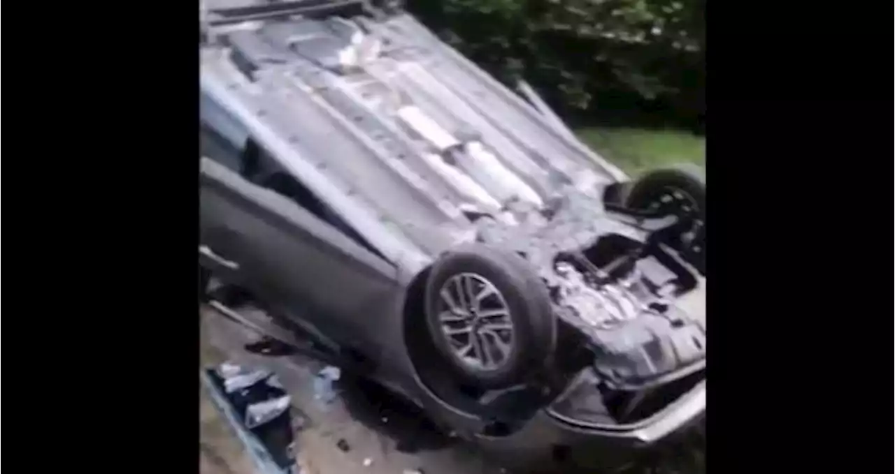 Video: carro cayó del tercer piso de un parqueadero de El Poblado en Medellín