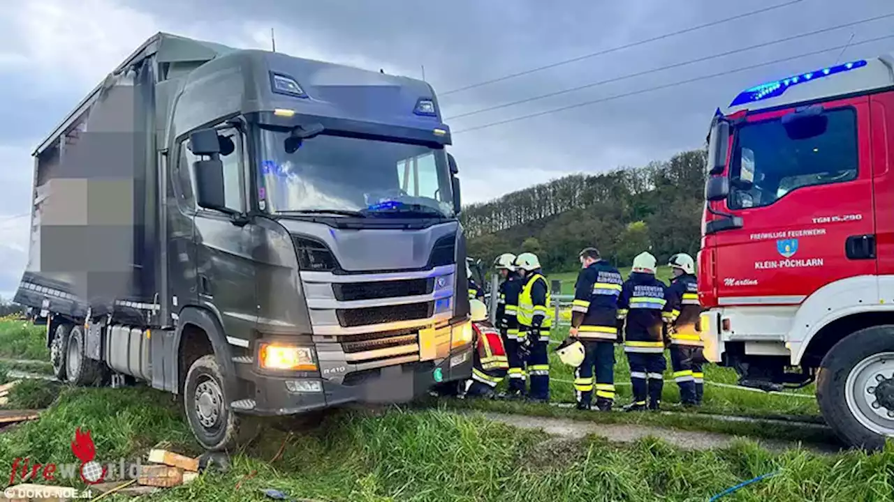 Nö: Umsturzdrohender Lastwagen in Klein-Pöchlarn