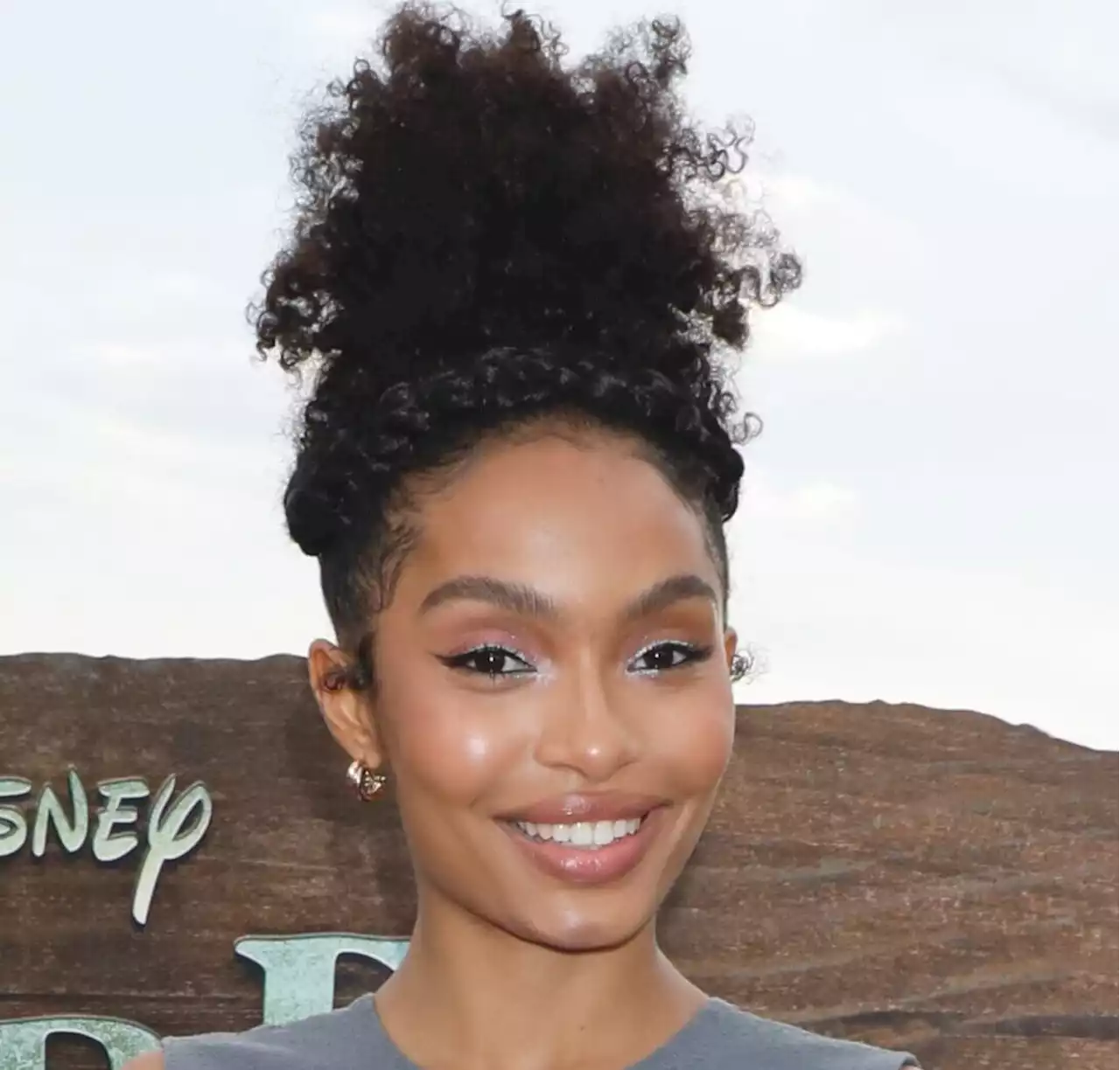 Yara Shahidi envoûtante dans une robe au décolleté plongeant - Grazia