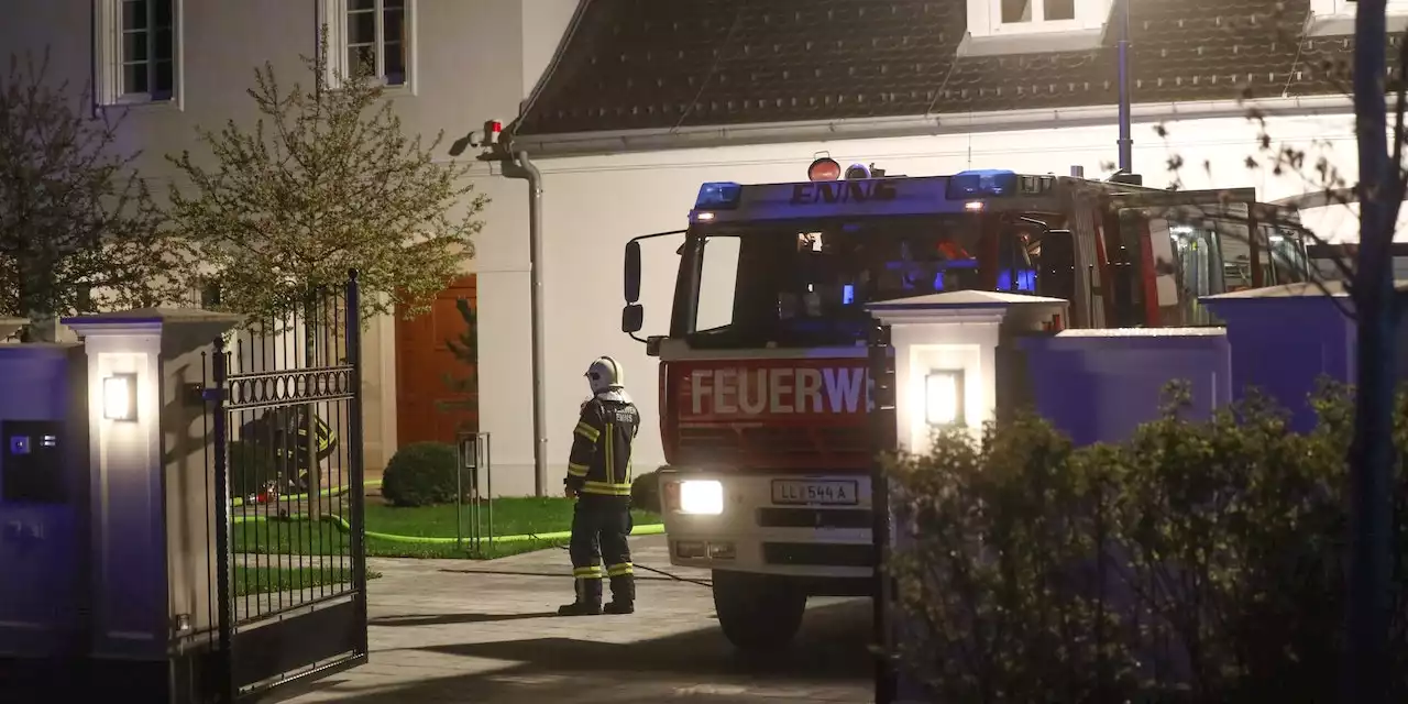 Mitten in der Nacht bricht in Zimmer ein Brand aus