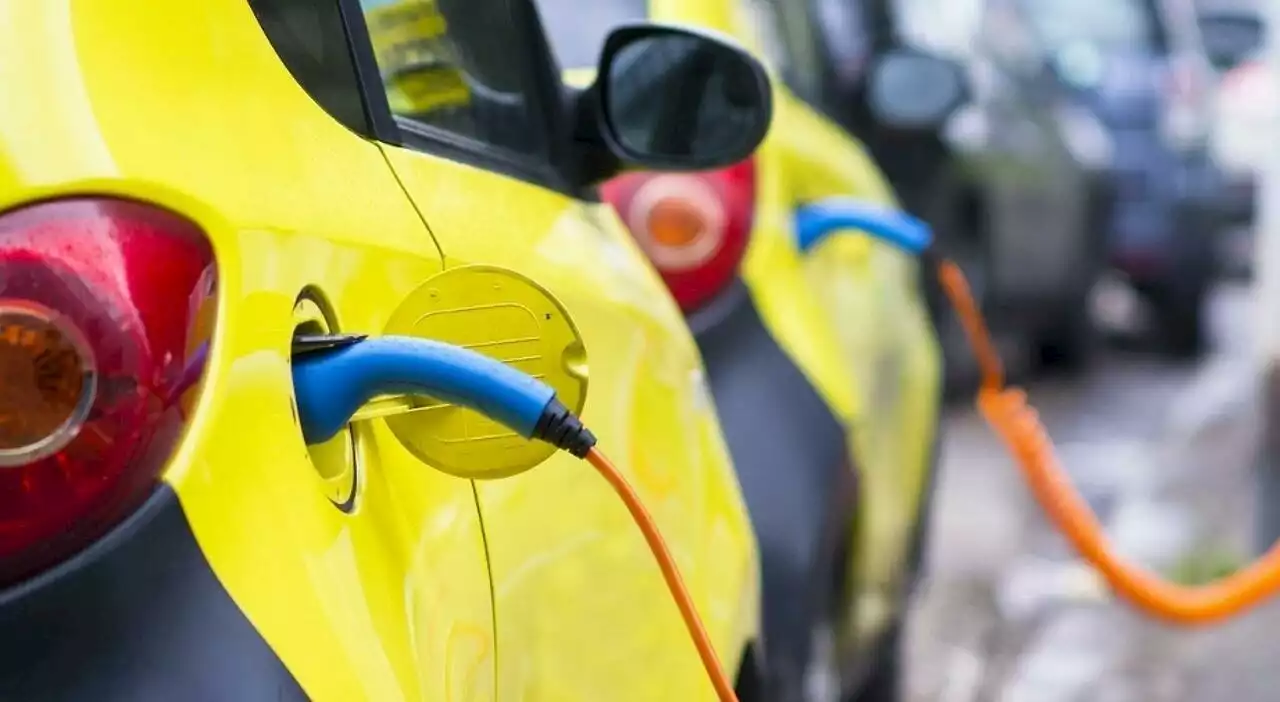 Auto elettrica, nel 2023 venduto un veicolo green su cinque (ma l'Italia è in ritardo)