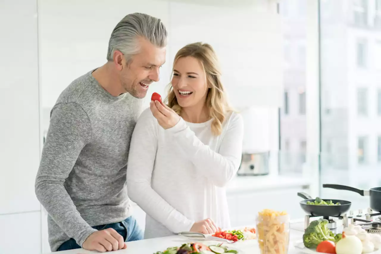 Gusti a tavola diversi tra donne e uomini: ecco da cosa dipende – iO Donna