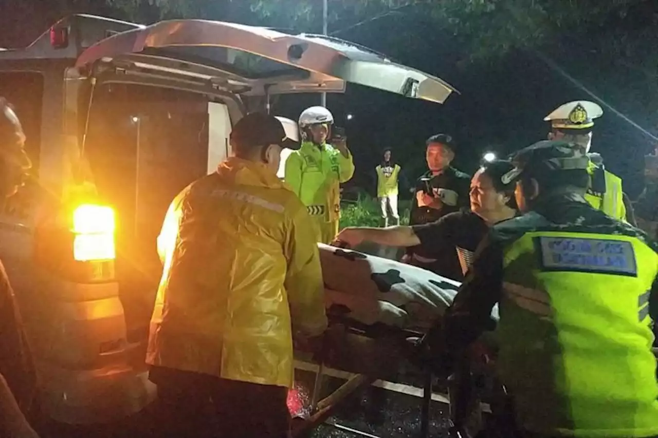 Polisi Membantu Evakuasi Pemudik yang Meninggal di Jalur Gentong Tasikmalaya