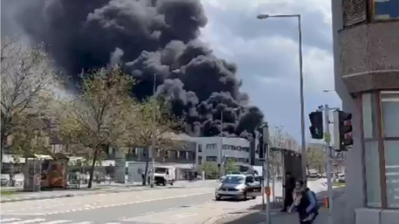 Rauchsäule über Wien: Post-Zustellbasis in Flammen