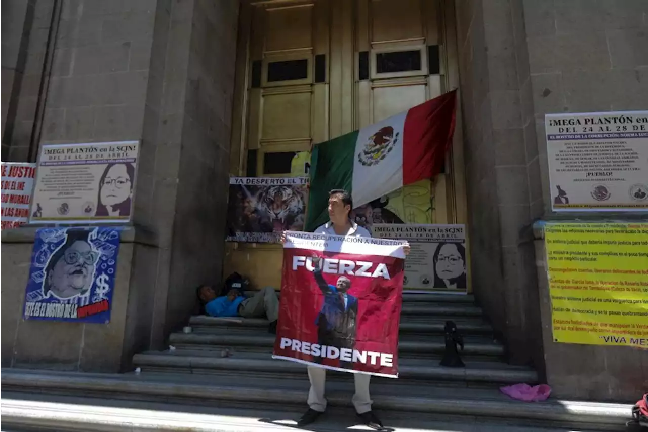 Continúa protesta frente a la SCJN exigiendo la renuncia de Norma Piña